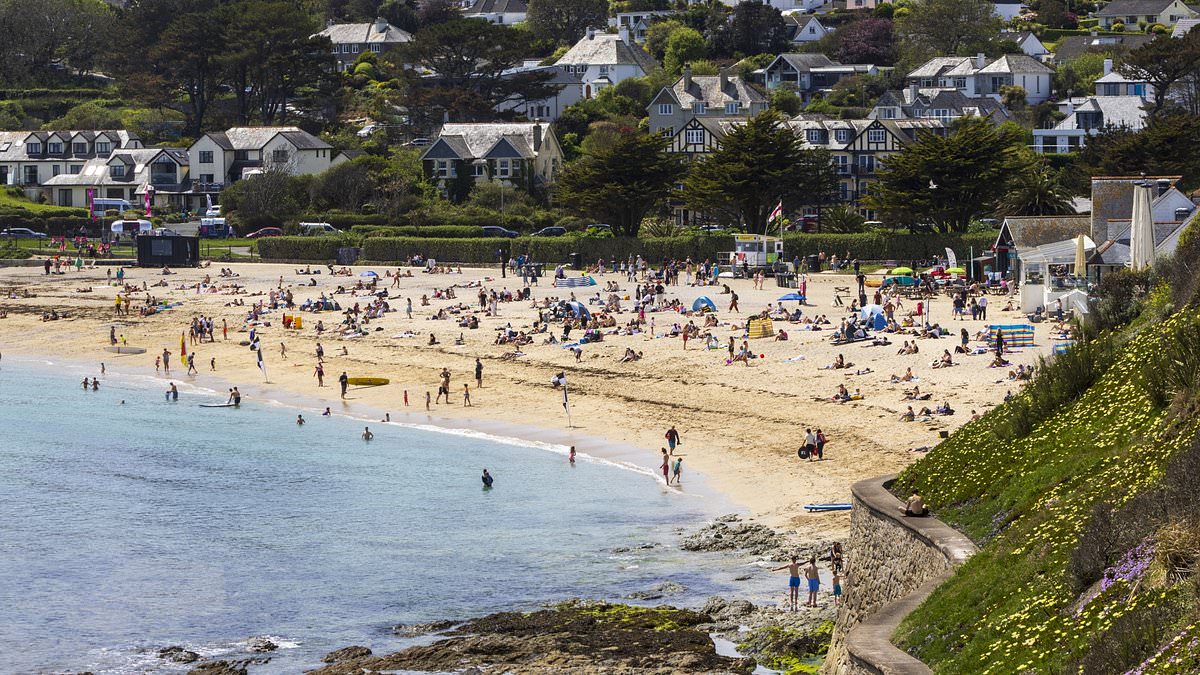UK Heatwave Sparks Beach Chaos and Travel Delays
